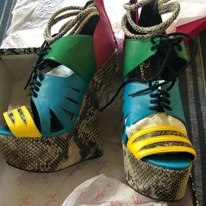 Colorblock snake heel less curved wedge